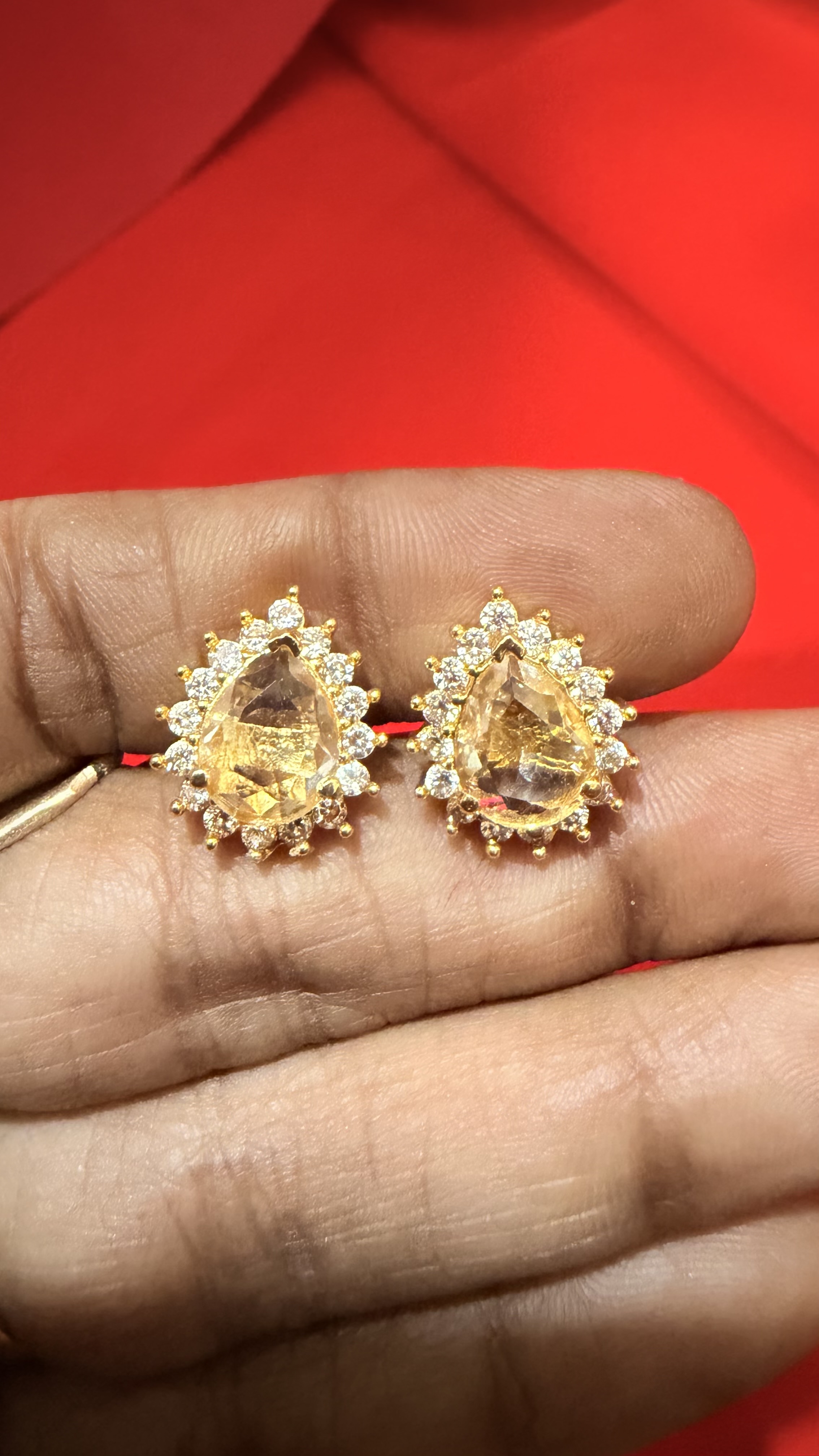 Daily use screwback earrings gold stone